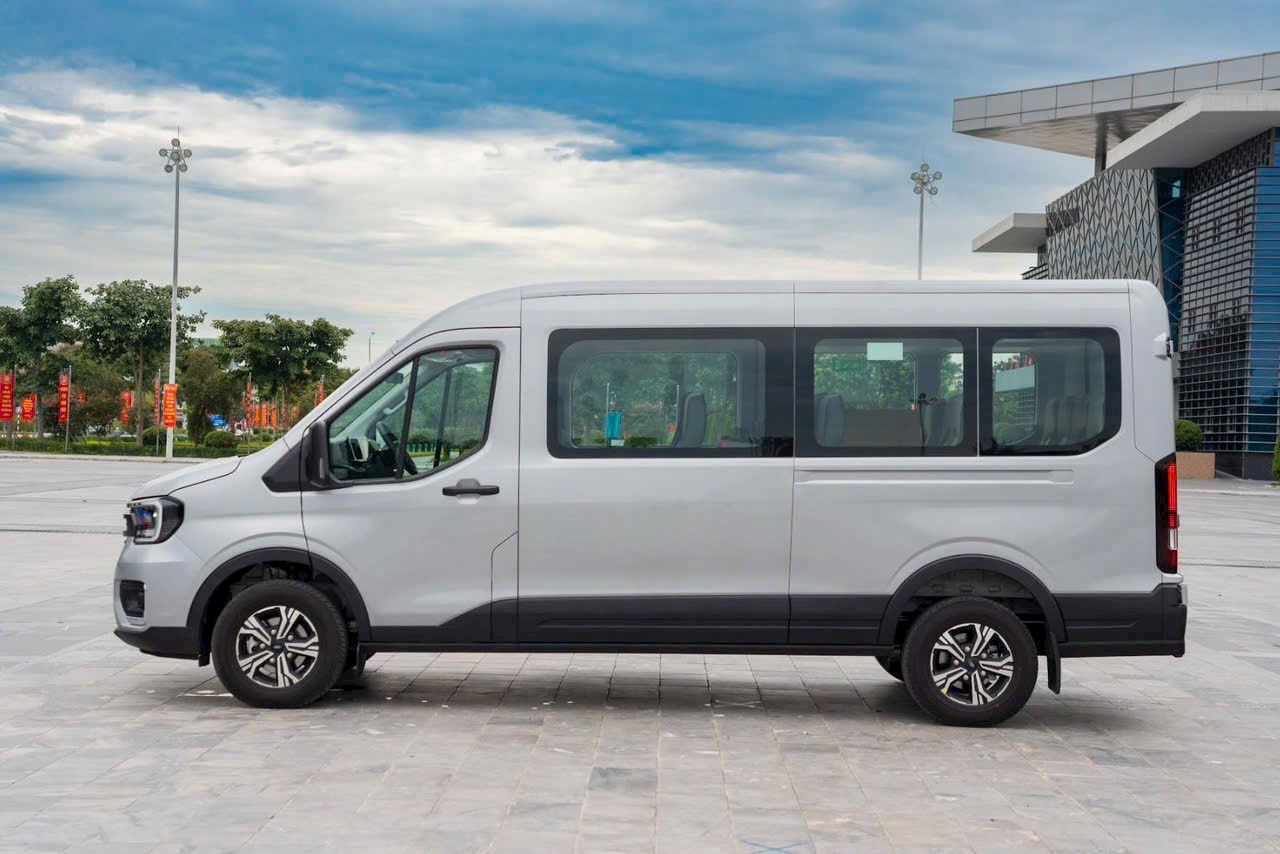 Giá Ford Transit 2025 Premium 16 chỗ