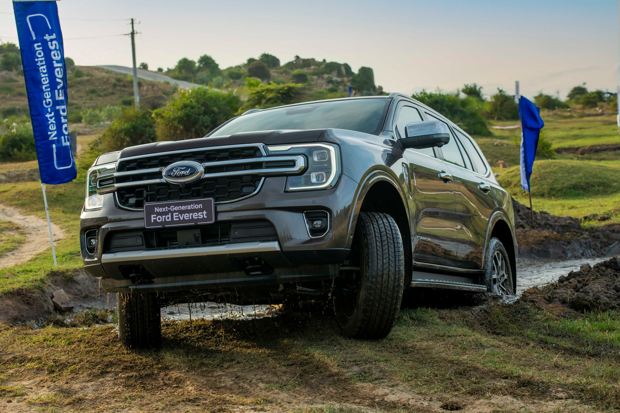 Xe Ford SUV: Giải pháp hoàn hảo cho khách hàng trong mùa mưa ngập